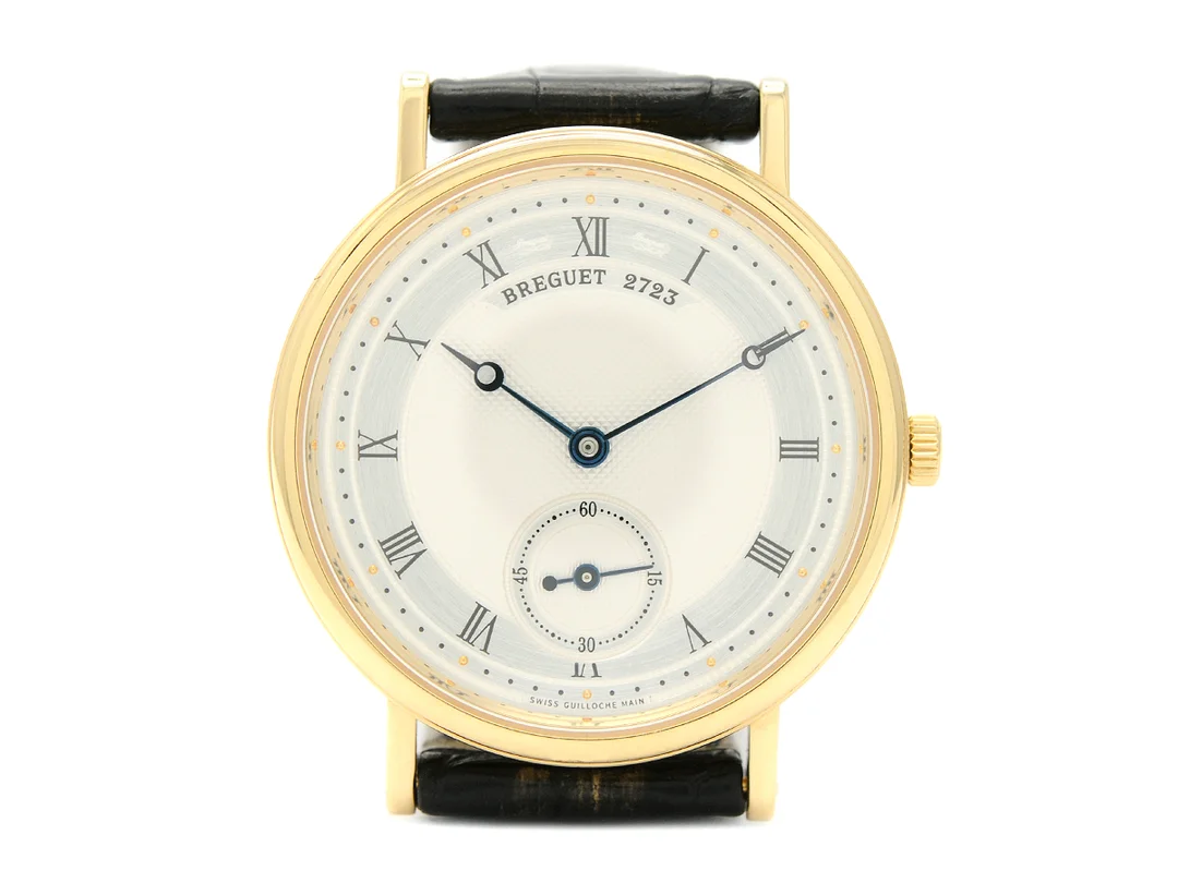 BREGUET, Classique, Cal 511 DR, Verk nr. 03046, Serie nr. 2723 M, Ref nr. 5907BA/12/984, herrur, 34 mm, 18K guld, manuell, safirglas, liten sekundvisare, glasbaksida, gångreservsindikator, läderband, originalspänne i 18K guld, cert, juni 2005, box, ytterkartong. — Klockor/Breguet — Kaplans
