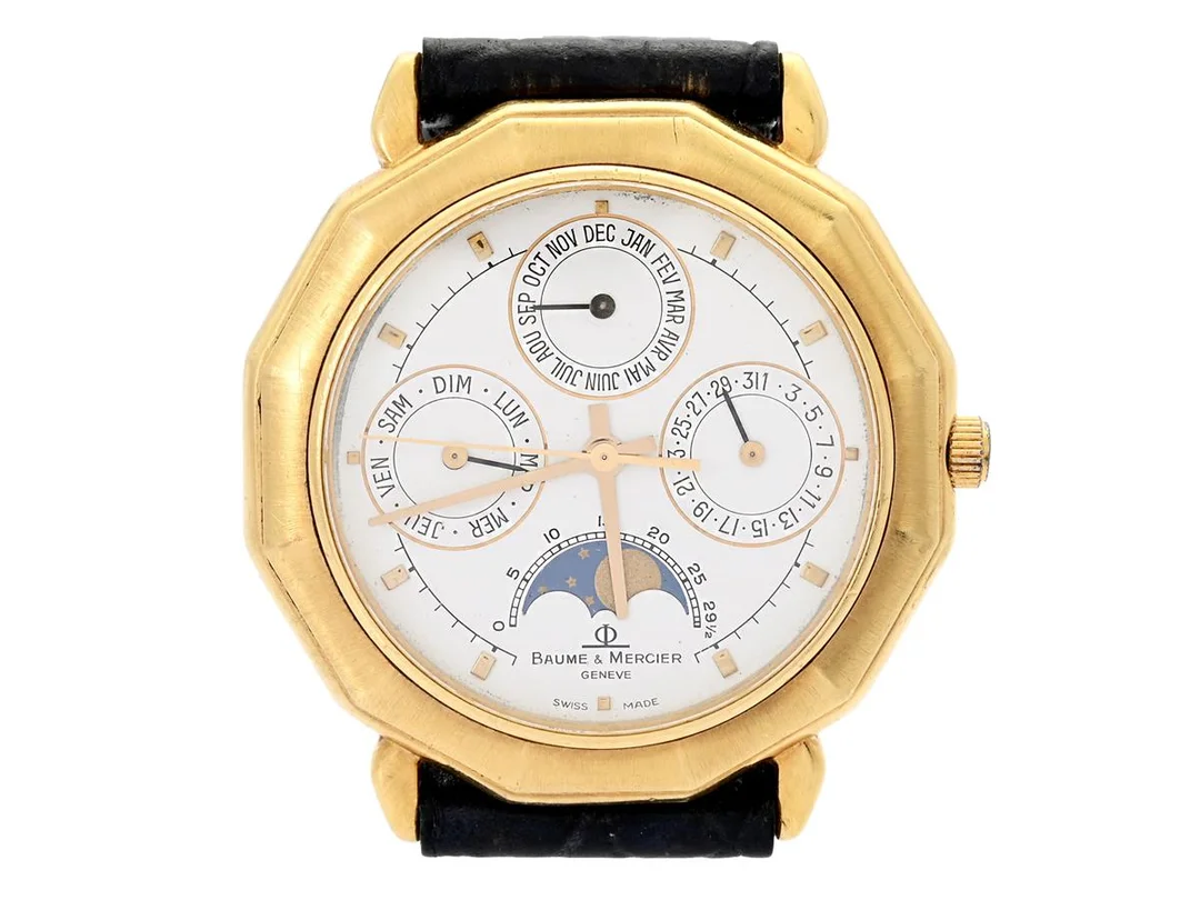 BAUME & MERCIER, Geneve, Riviera, "Triple Date Moonphase", Cal BM 11520 Serie nr. 1669842, Boett nr. A 87212.000, herrur, 34 mm, 18K guld, quartz, safirglas (repor), dag (franska), datum, månad, månfas, skadad urtavla, skadad krona/kronhals, OBS: saknar packning, läderband, ca 1990. — Klockor/Baume&Mer — Kaplans