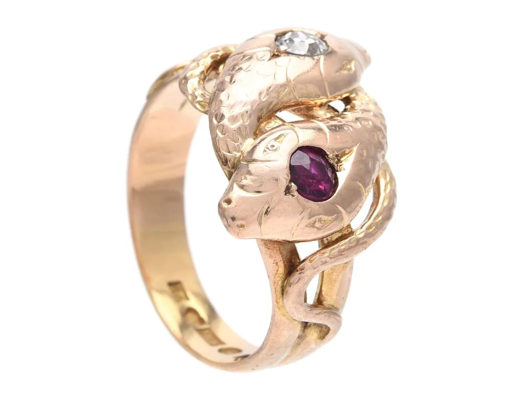 RING, ormar, 18K guld, syntetisk rubin, gammalslipad diamant, E Axelson, Stockholm 1936, stl 17 mm, vikt 6,0 g, diamant och rubin med små nagg. — Smycken/Ring — Kaplans