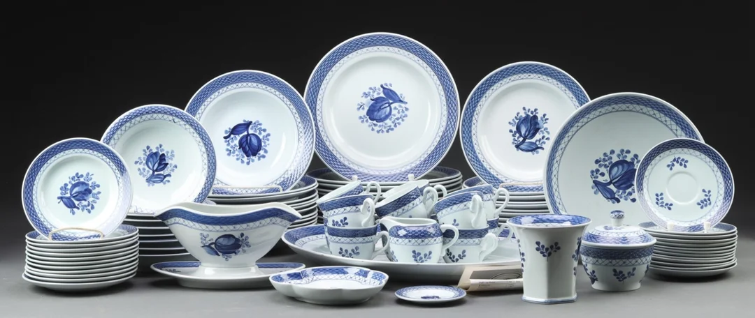 Royal Copenhagen / Aluminia, 'Tranquebar'. Servicedele af fajance (89) — Glass, porcelain and ceramics/Dinnerware, tea sets, coffee sets — Lauritz