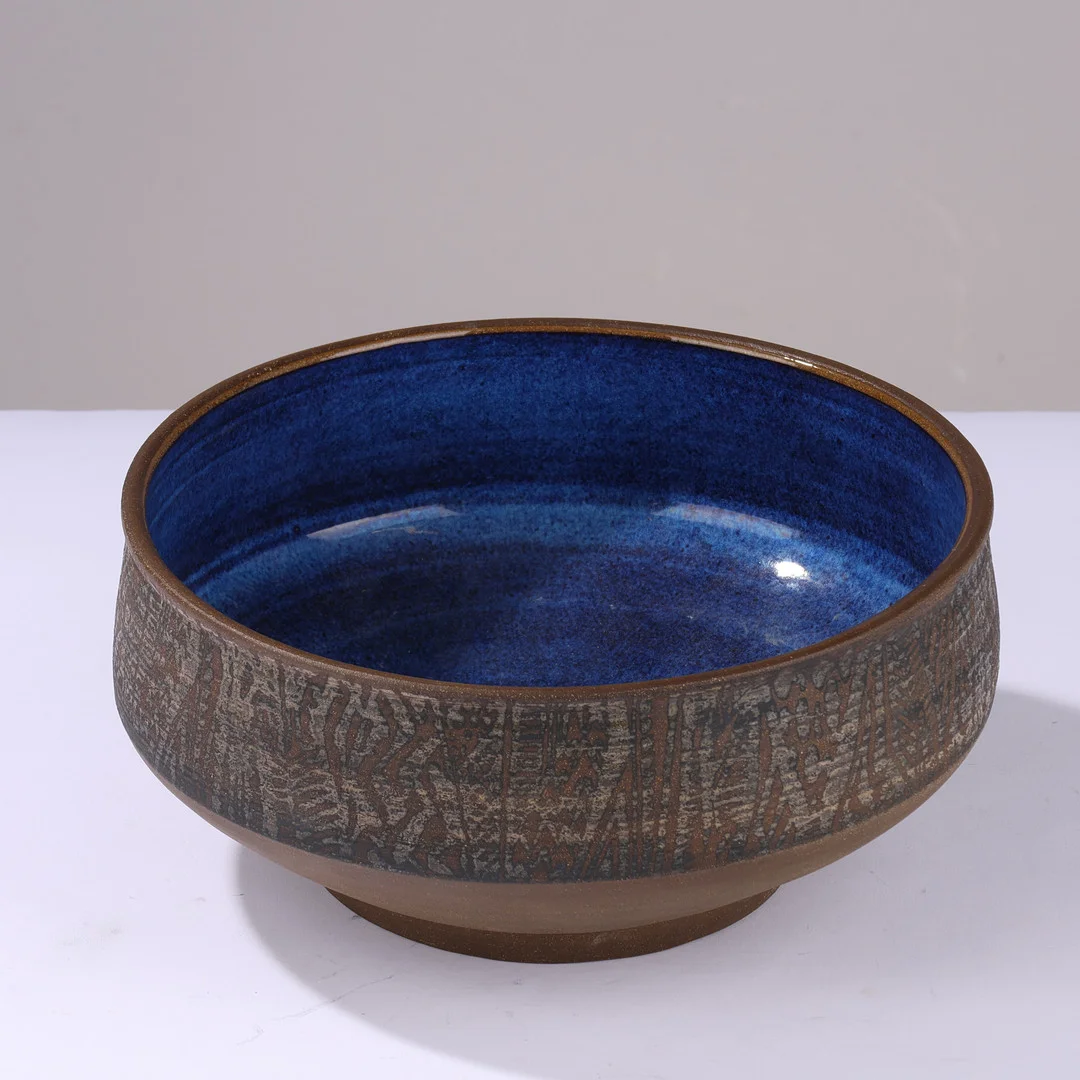 NILS THORSSON (1898-1975). Stor stentøjsskål med blåglaseret interiør og uglaseret eksteriør dekoreret med abstrakt mønster, Royal Copenhagen, Danmark, 1950/60'erne. — European — Palsgaard Kunstauktioner
