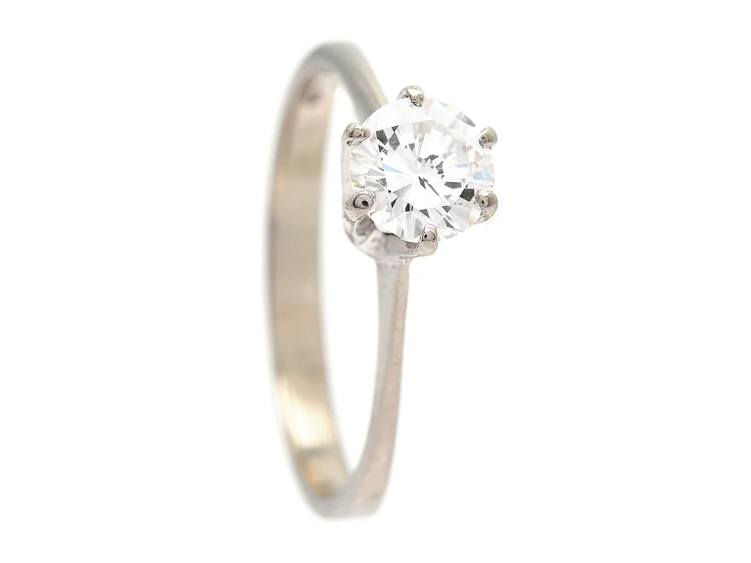 ENSTENSRING, 14K vitguld, briljantslipad diamant ca 0,60 ct, ca TW(G)/, skada på rondisten, i övrigt små inneslutningar, stl 17,25 mm, vikt 1,8 g. — Smycken/Enstensring — Kaplans