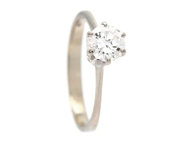 ENSTENSRING, 14K vitguld, briljantslipad diamant ca 0,60 ct, ca TW(G)/, skada på rondisten, i övrigt små inneslutningar, stl 17,25 mm, vikt 1,8 g.
