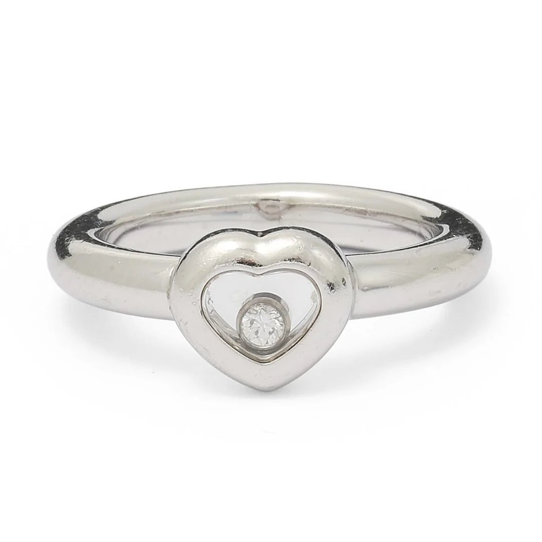A “Happy Diamonds Icon” diamond ring set with a movable brilliant-cut diamond weighing app. 0.05 ct., mounted in 18k white gold. Serial no. 82/2883–20 9624658. Weight app. 7.5 g. W. 7 mm. Size 52. — Jewellery/Rings — Bruun Rasmussen