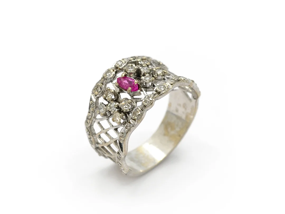 RING, 14K rodierat guld, navettslipad rubin, åttkantslipade diamanter, några skadade, stl 17,5 mm, vikt 3,9 g, svaga fattningar. — Smycken/Ring — Kaplans