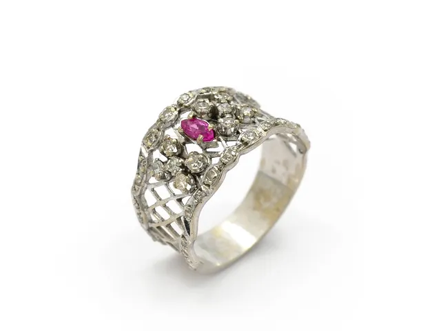 RING, 14K rodierat guld, navettslipad rubin, åttkantslipade diamanter, några skadade, stl 17,5 mm, vikt 3,9 g, svaga fattningar.