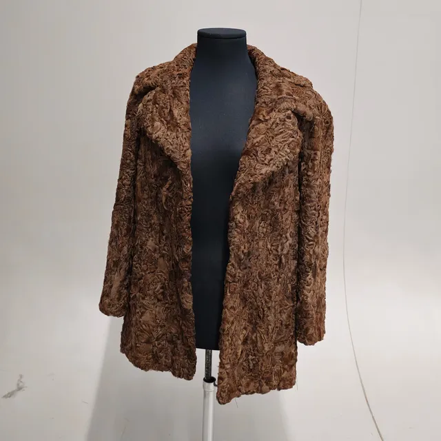 CHAQUETÓN EN ASTRACÁN MARRÓN.