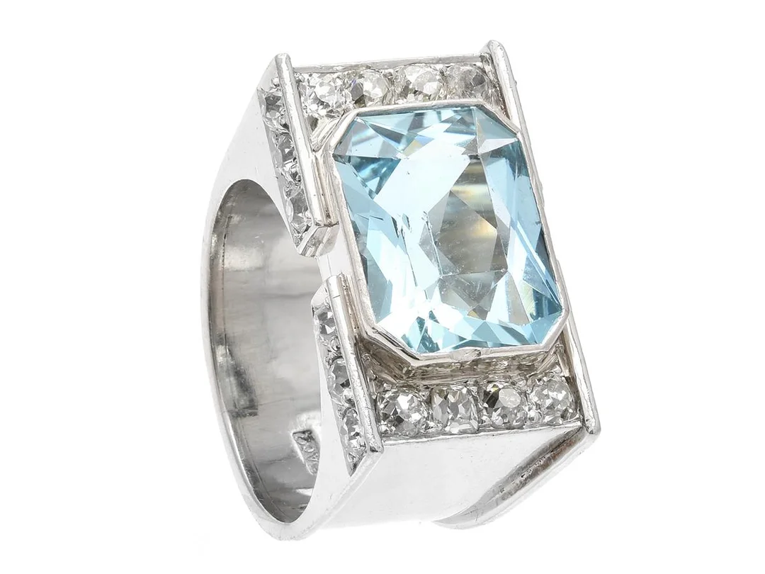 DAVID ANDERSEN & CO, ring, platina, saxslipad akvamarin ca 8,00 ct, gammalslipade diamanter ca 1,15 ctv, ca W-Ca/VS-SI, Stockholm 1945, stl 16,75 mm, vikt 18,1 g, storleksändrad, akvamarinen med nagg, enstaka diamanter med skador och nagg. — Smycken/Ring — Kaplans