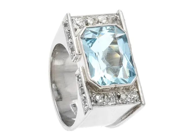 DAVID ANDERSEN & CO, ring, platina, saxslipad akvamarin ca 8,00 ct, gammalslipade diamanter ca 1,15 ctv, ca W-Ca/VS-SI, Stockholm 1945, stl 16,75 mm, vikt 18,1 g, storleksändrad, akvamarinen med nagg, enstaka diamanter med skador och nagg.