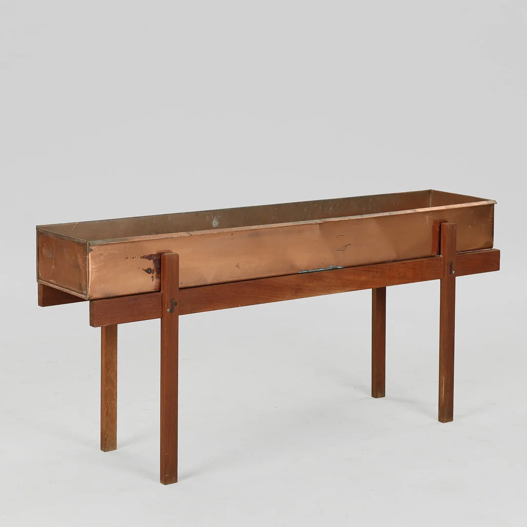 DANSK DESIGN. Blomsterbord med stel af teak og kasse af kobber, ca. 1960'erne. — Other — Palsgaard Kunstauktioner