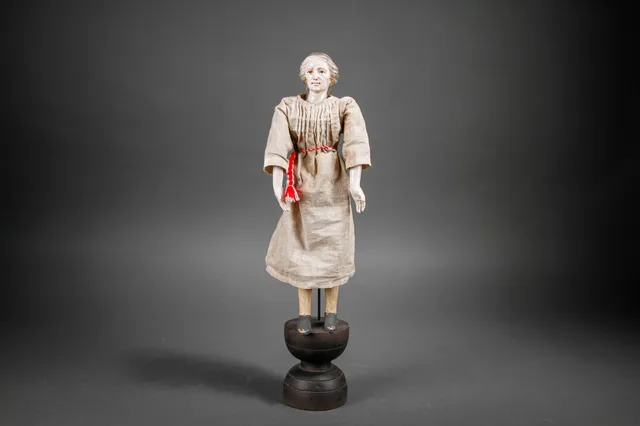 Figur af bemalet træ