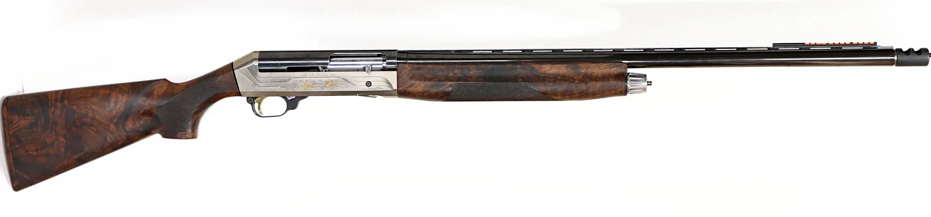655. HAGELGEVÄR, italiensk, Halvautomatisk, fabrikat Benelli, modell Rafaelo Giubileo, kaliber 12/76, tillv.nr F104254, se-nr SE0264432. — Shotguns — Walter Borg
