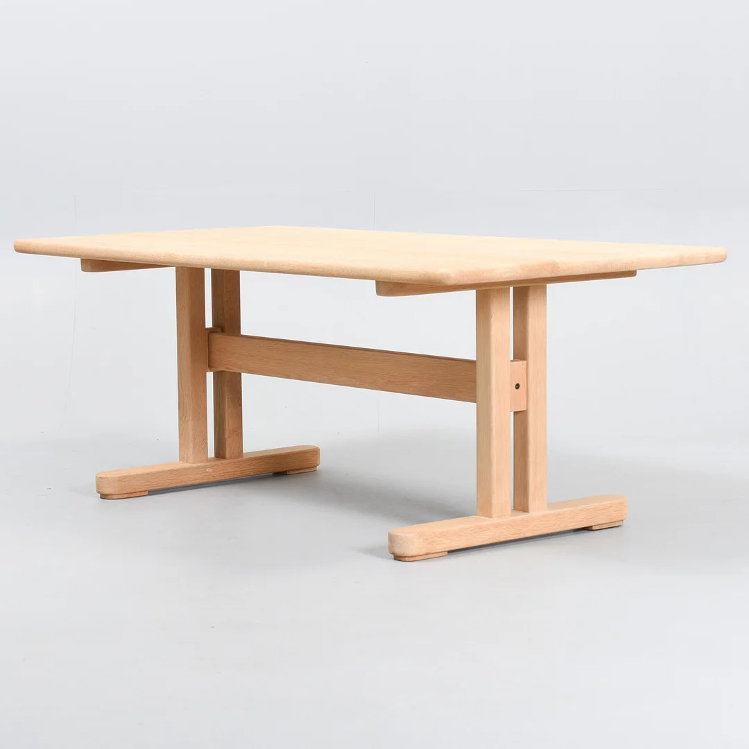 KURT ØSTERVIG. KURT ØSTERVIG Sofabord i massiv eg, for KP Møbler. Danmark, slutningen af 1900-tallet. — Coffee Tables — Sørensen Auktioner