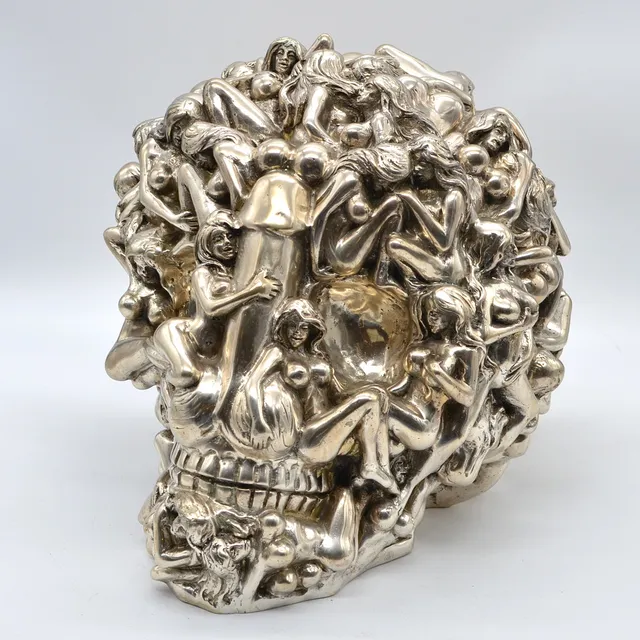 ROBBI JONES (1961). "NUDE WOMAN SKULL", SKULPTUR, MESSING (POLIERT), SILBER PATINA, UM 2010, SIGNIERT.
