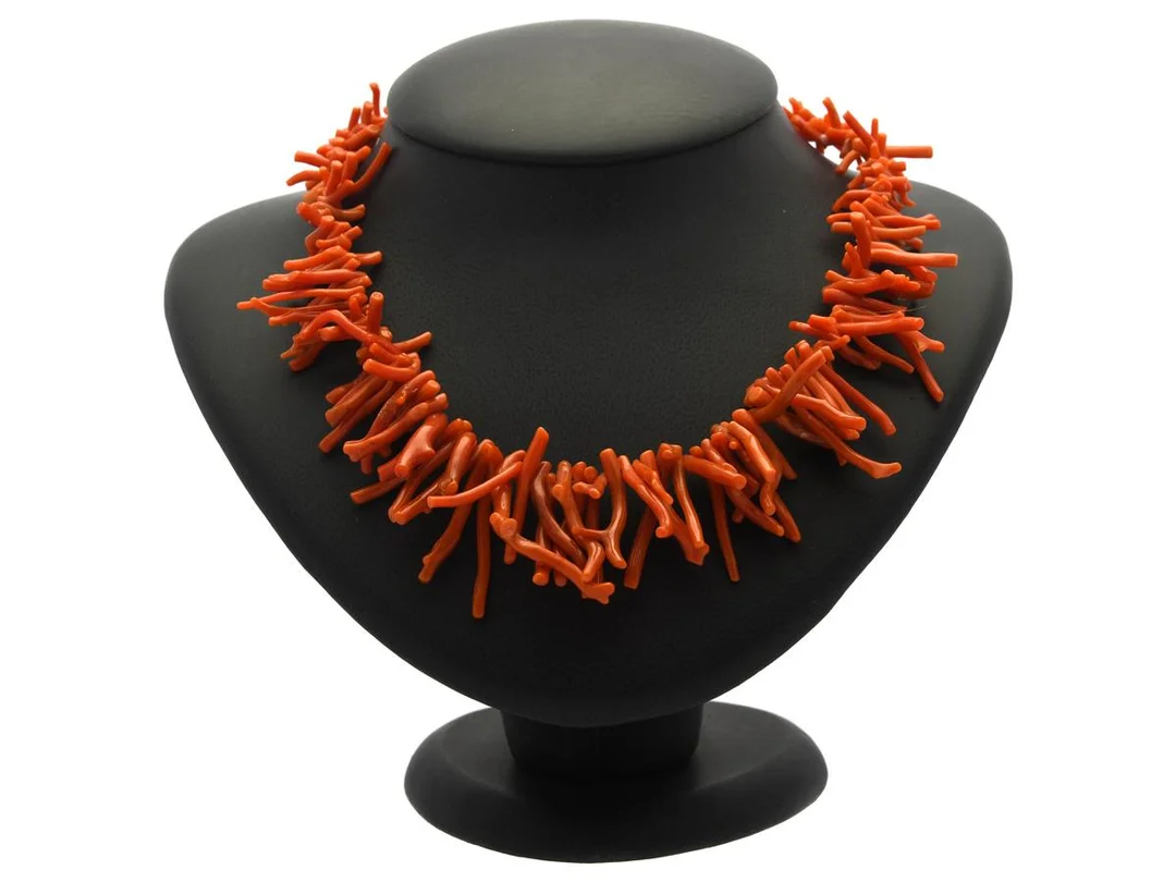 COLLIER, korall, lås i gulmetall, längd 46 cm, vikt 48,0 g. — Smycken/Collier — Kaplans