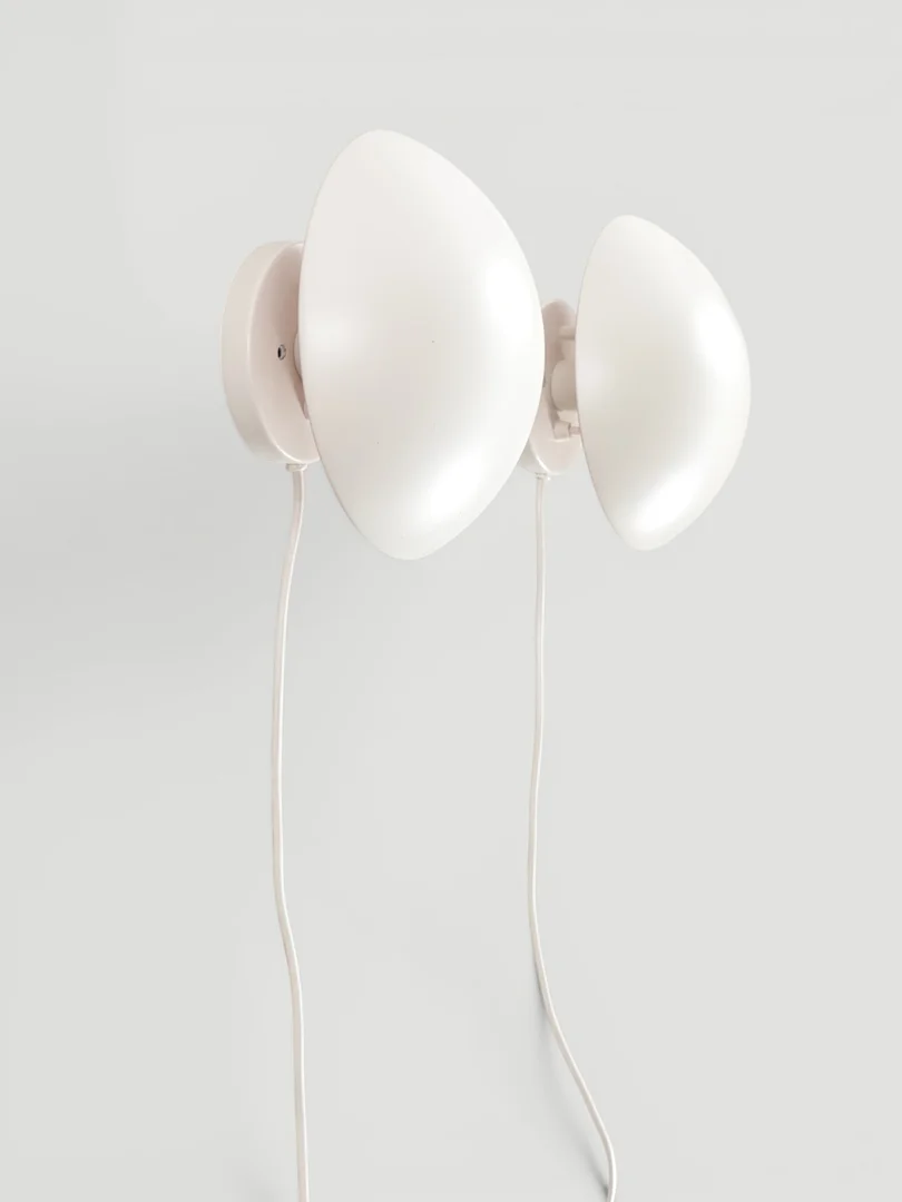 POUL HENNINGSEN. 'PH-hat', et par væglamper / bordlamper, hvidlakeret metal, indvendig pink, model 33057 (2). — Wall Lights — Woxholt Auktioner