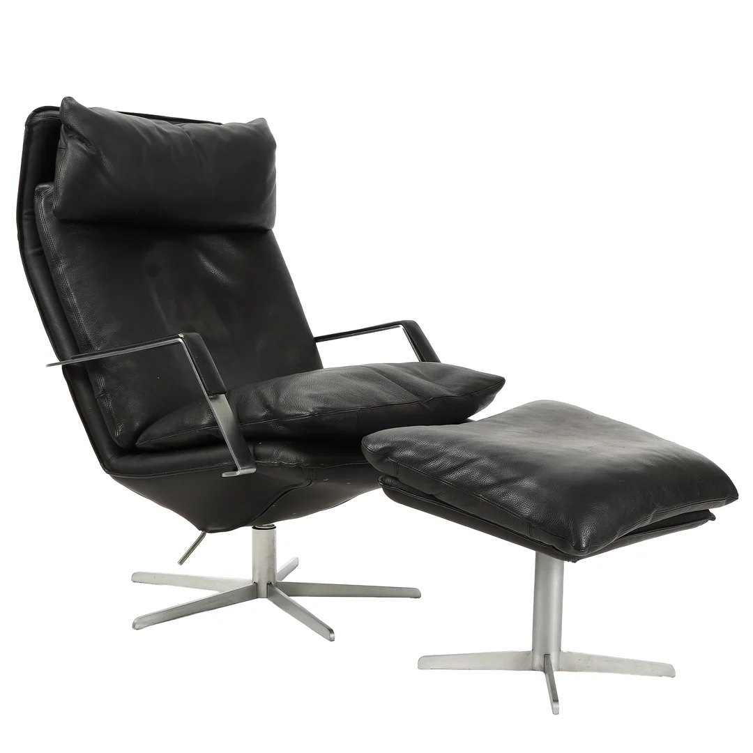 Søren Lund. Armchair and stool, black leather, model SL 330 (2) — Furniture/Lounge chairs — Lauritz