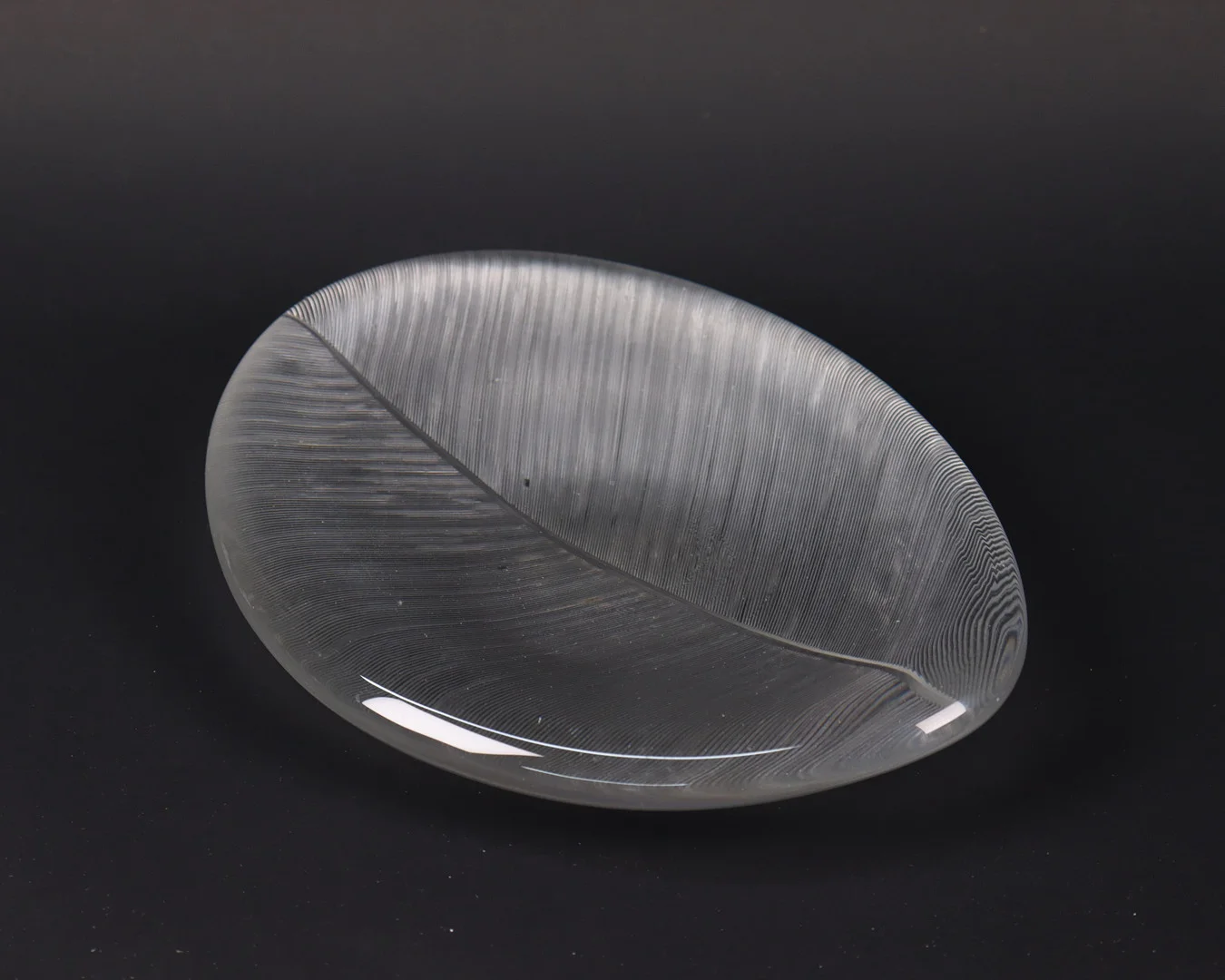 TAPIO WIRKKALA, Iittala, "Lehti" (Blad), skålfat i glas, lövformad med kamslipad dekor. — Art glass — Markus Auktioner