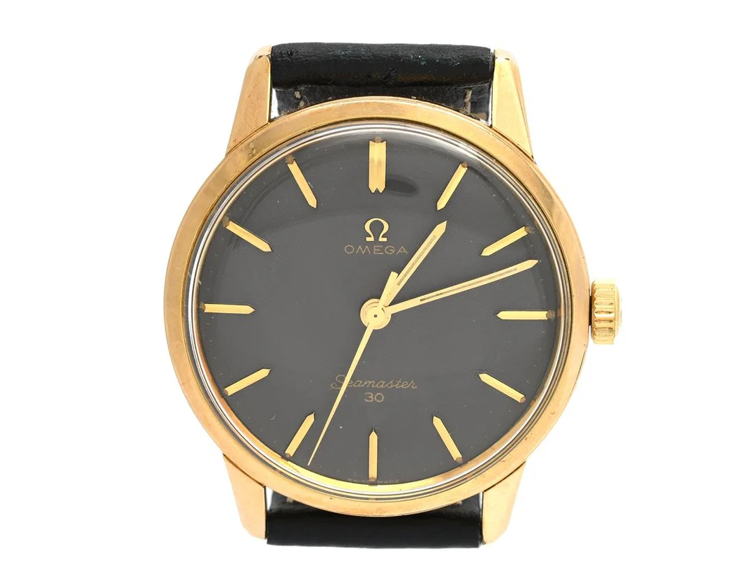 OMEGA, Seamaster 30, s.k. "Linen Dial", Cal 286, Serie nr. 20794558, Ref nr. JD 135.007, Boett nr. 135.007-63, herrur, 35 mm, doublé (skadad, 40 micron), manuell, plexiglas, läderband, ca 1963. — Klockor/Omega — Kaplans
