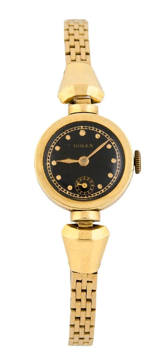 “3106” of 18k gold, ref. 3106. Mechanical movement with manual winding. 14k gold bracelet with folding clasp stamped “JK”. Circumference approximately 16 cm. Ø 19 mm. 1935–1940. — Clocks & watches/Wristwatches — Bruun Rasmussen