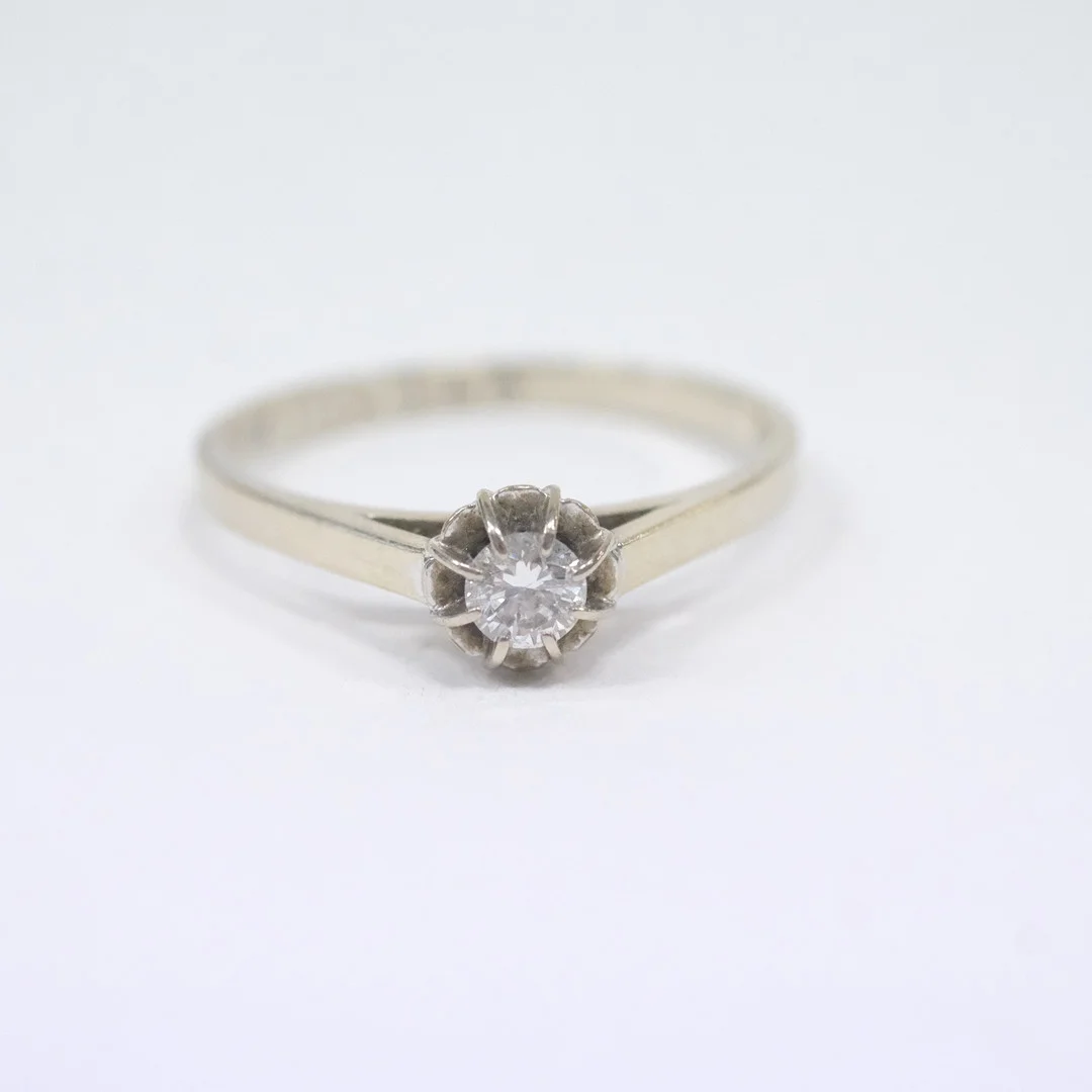 SOLITÄRRING MED DIAMANT. — Rings — Björnssons Auktionskammare