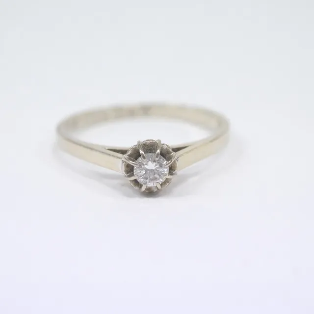 SOLITÄRRING MED DIAMANT.