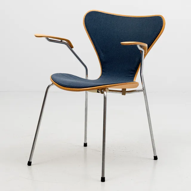 ARNE JACOBSEN. Karmstol, "Sjuan", för Fritz Hansen 1981.