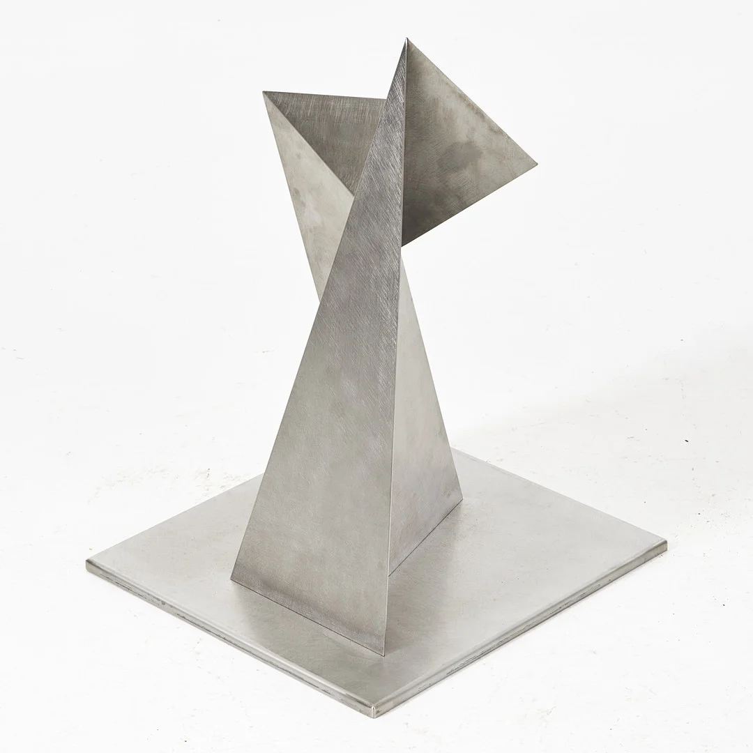 EVA SJÖBERG (F. 1951). Abstrakt skulptur, borstat stål, osignerad. — Sculptures & Bronzes — Stockholms Auktionsverk Magasin 5