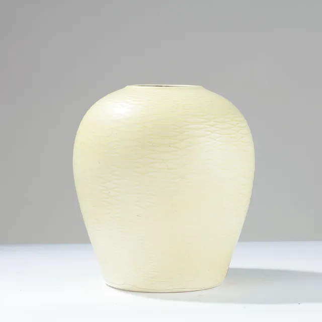NILS THORSSON (1898-1975). Unik vase af gulglaseret fajance udsmykket med vandrette ovaler, Royal Copenhagen, Danmark, 1950'erne.