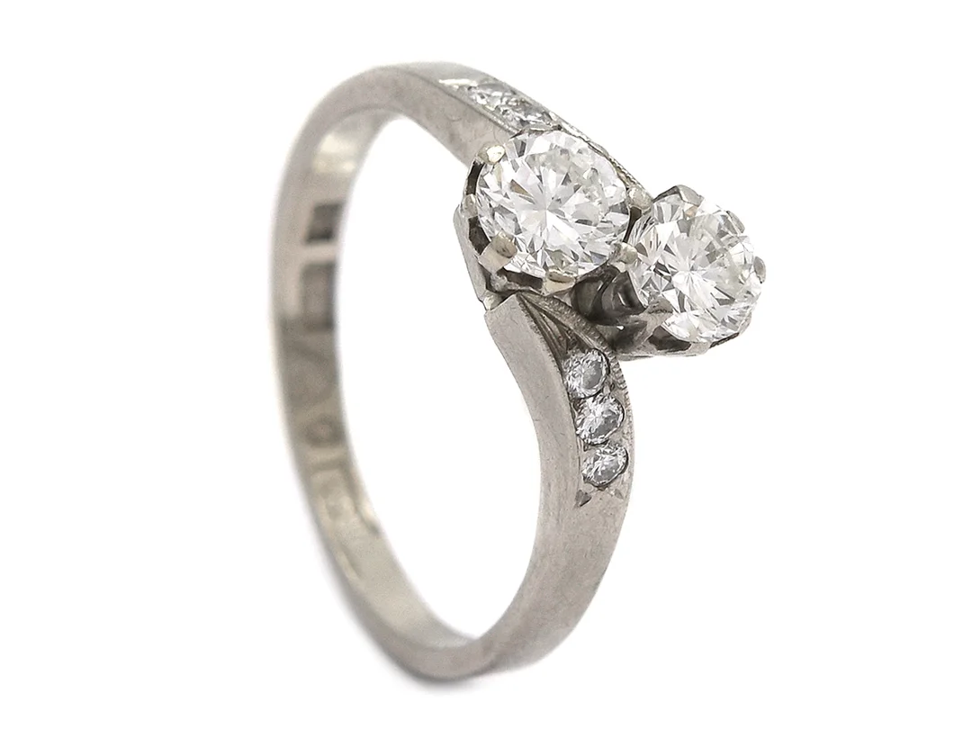 SYSKONRING, 18K vitguld, 2 briljantslipade diamanter ca 0,59 samt 0,48 ct, ca W/VS, 6 briljantslipade diamanter ca 0,08 ctv, Stockholm 1968, stl 17,75 mm, vikt 4,3 g, nedsliten fattning, en diamant med skada på rondisten. — Smycken/Ring — Kaplans