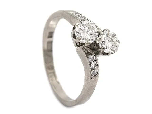 SYSKONRING, 18K vitguld, 2 briljantslipade diamanter ca 0,59 samt 0,48 ct, ca W/VS, 6 briljantslipade diamanter ca 0,08 ctv, Stockholm 1968, stl 17,75 mm, vikt 4,3 g, nedsliten fattning, en diamant med skada på rondisten.