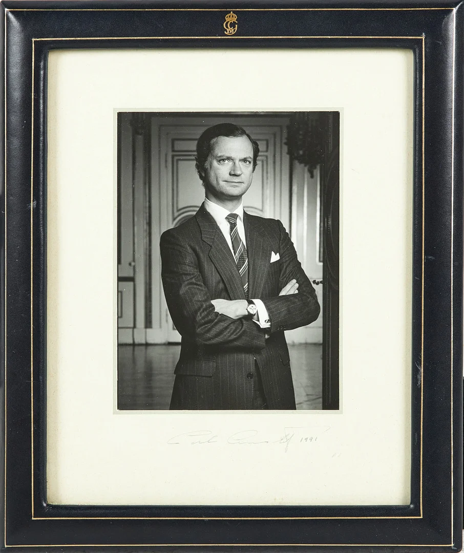KUNGLIGT FOTOGRAFI MED AUTOGRAF, Kung Carl XVI Gustaf av Sverige, signerad och daterad 1991. — Autographs & Manuscripts — Stockholms Auktionsverk Sickla