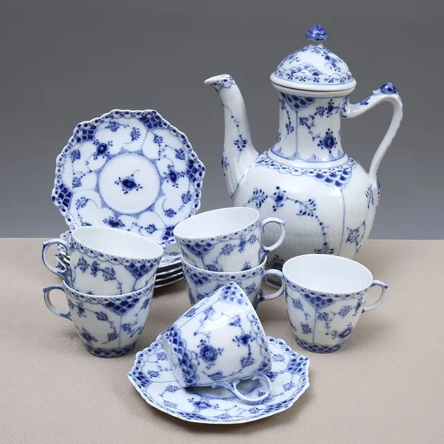 ROYAL COPENHAGEN. Servisdelar, 6 set moccakoppar, porslin, "Musselmalet, Halvblond", Danmark, 1900-tal.