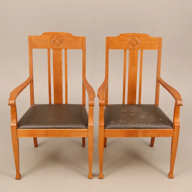 KARMSTOLAR, ett par, ek, skinnsits, jugendstil, 1900-tal.