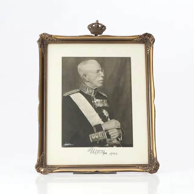 GUSTAV V. Signerat fotografi i krönt ram.