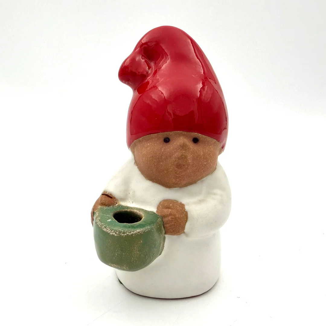 LISA LARSON. Figurin/ Ljusstake, tomte ur serien "Advent", Rörstrand, delvis glaserat stengods, signerad och daterad Lisa L -96. — European — Skandia Auktion