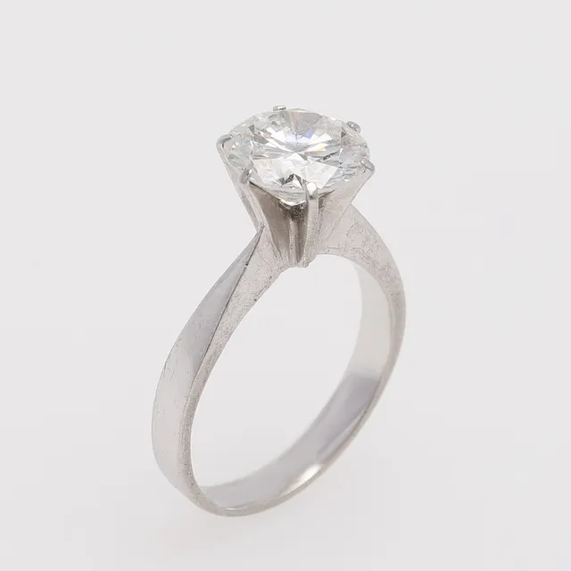 SOLITÄRRING MED DIAMANT.