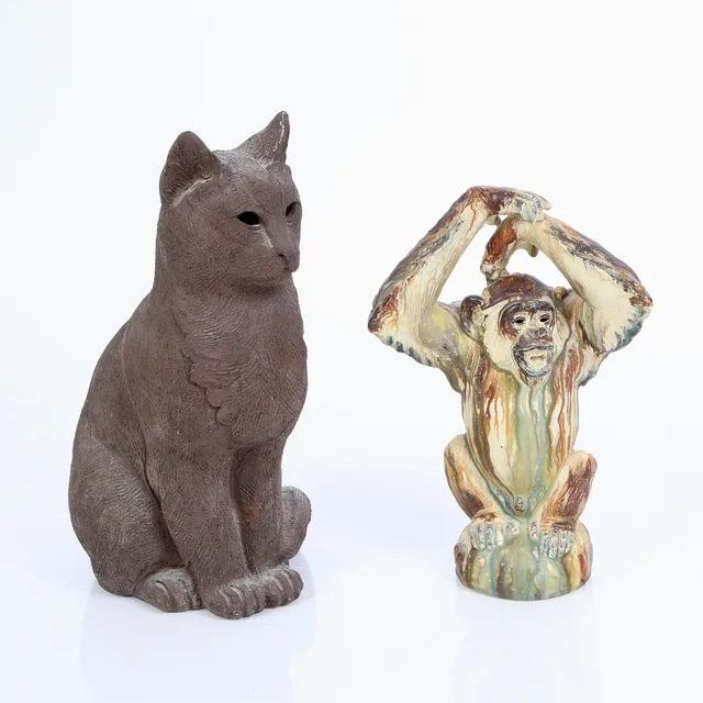 ARNE INGDAM (1922-2002). To unika figurer af stentøj i form af kat og abe (2).