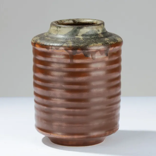CARL HALIER (1873-1949). Unik, cylindrisk stentøjsvase med tydelige drejeriller, glaseret i grønne og brune nuancer, dateret 1931, Royal Copenhagen, Danmark.