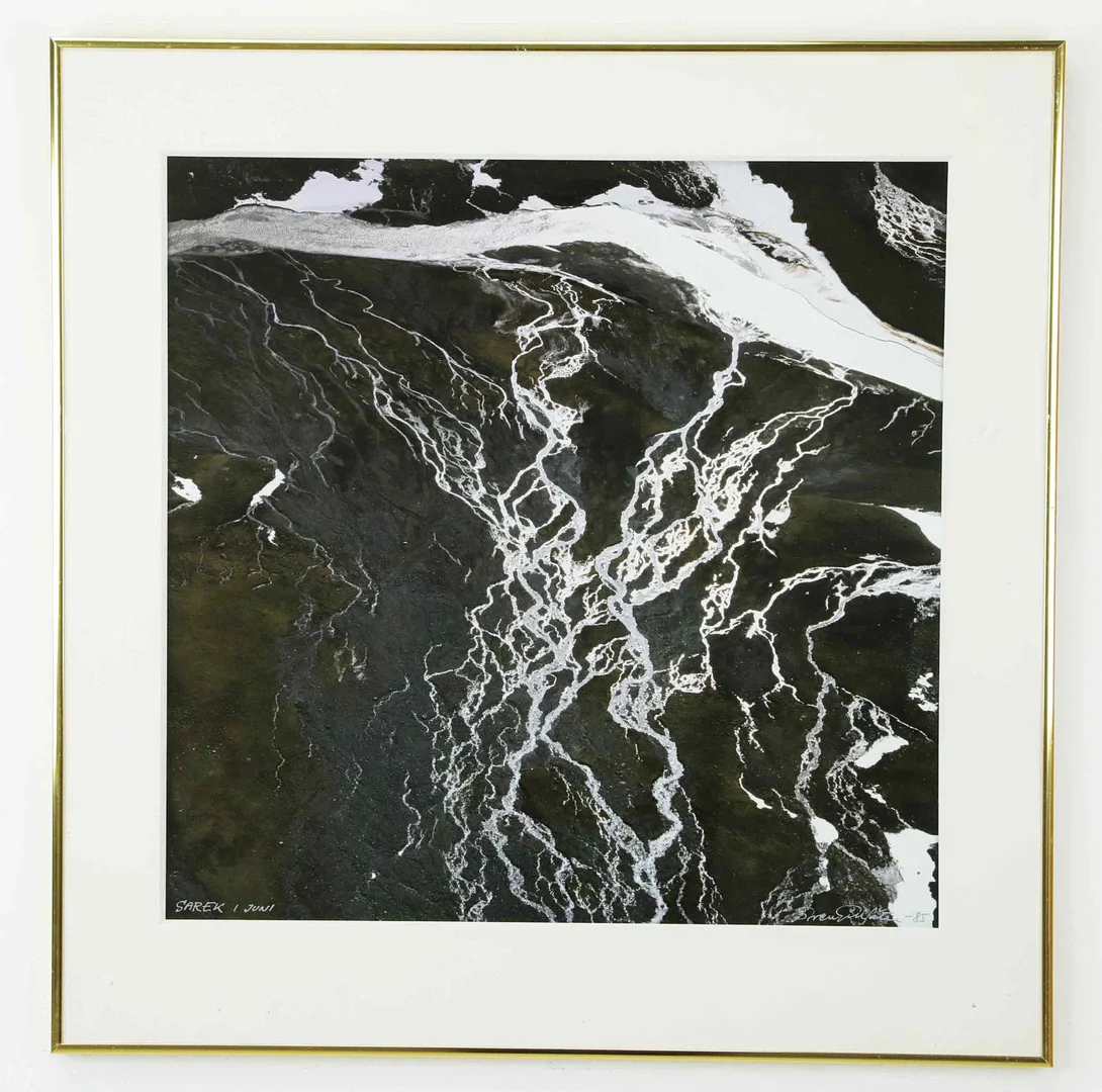 SVEN GILLSÄTER (1921–2001). Fotografi, "Sarek i Juni", signerad och daterad.-85. — Photography — Hälsinglands Auktionsverk