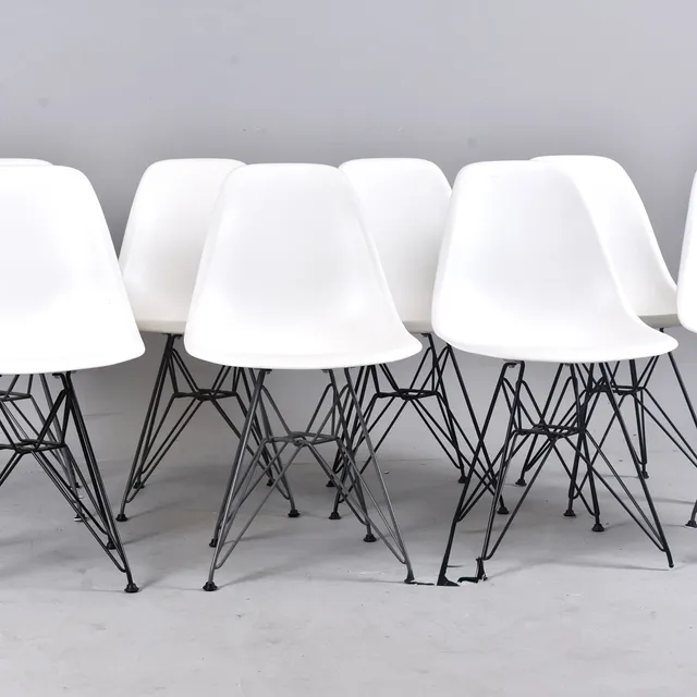 CHARLES & RAY EAMES. Stolar 8 st brännlackerad metall och vit plast, "Eames Plastic chair DSR".