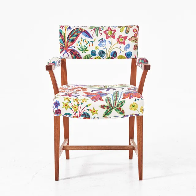 JOSEF FRANK. Karmstol, Firma Svenskt Tenn, modellnummer 695, stomme i mahogny, klädsel i Josef Frank kretong "Under Ekvatorn".