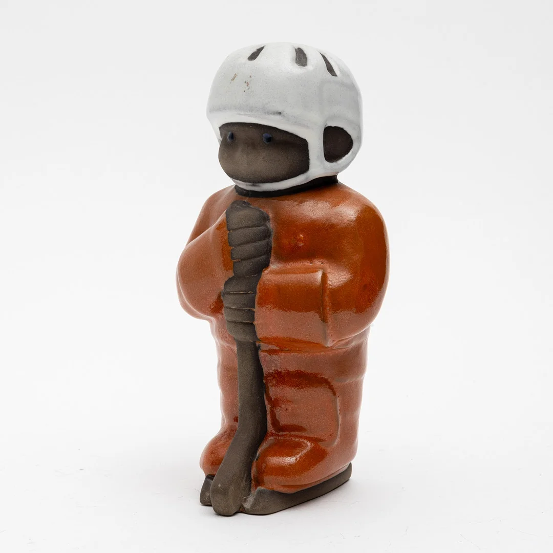 BERIT TERNELL. Figurin, stengods, Ishockeyspelare, nr:9057, signerad och stämpelmärkt, Upsala-Ekeby, 1970-tal. — European — Auktionshuset Kolonn