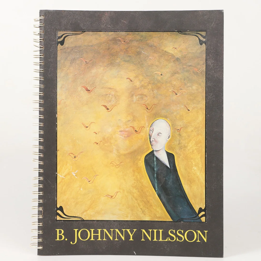 BERT JOHNNY NILSSON (1934-2004):. Mapp/kasett, "Spegelskärvans krig och kärlek", 9 stycken signerade och numrerade färgetsningar. — Engravings & Prints — Helsingborgs Auktionskammare