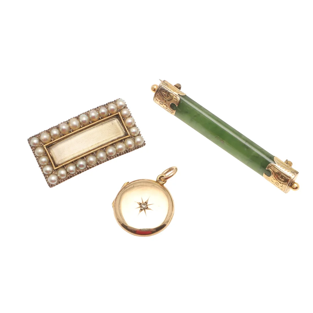 A GEORGIAN PEARL AND GOLD MOURNING BROOCH. — Brooches & Pendants — Lawrences Auctioneers