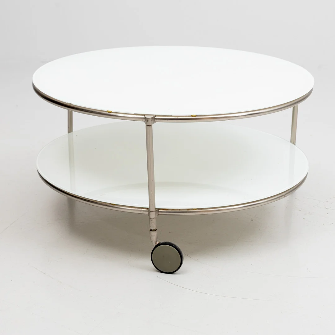 EHLÉN JOHANSSON. Soffbord. "Strind", glas och kromad metall, IKEA, 1900-talets andra hälft. — Tables — Auktionshuset Kolonn
