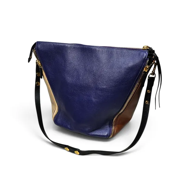 MULBERRY. Bolso modelo Camden diseñado por Johnny Coca. En piel de distintos colores. Detalles de cremalleras.