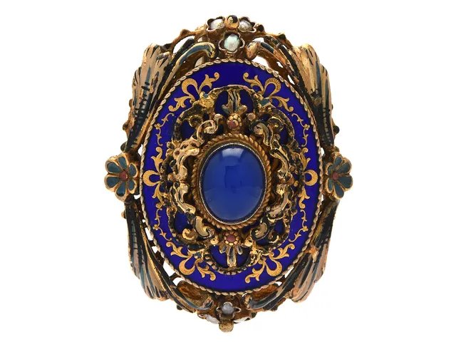 BROSCH, gulmetall, emalj, halvpärlor, glas, emaljskador, mått 4,8 x 3,8 cm.