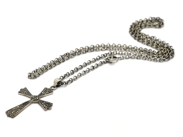 KEDJA/HÄNGE, sterlingsilver, markasiter, kors, längd 71 cm.
