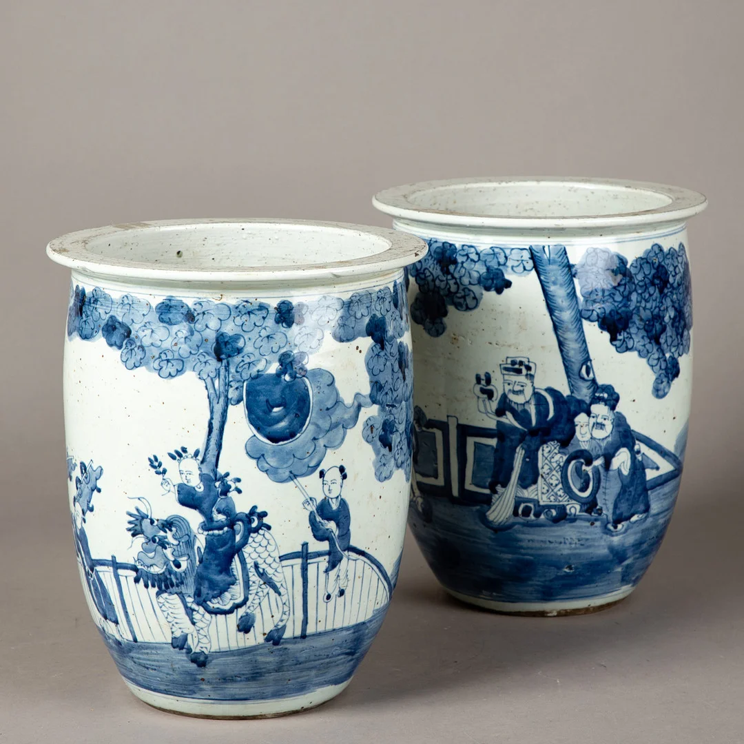 Zwei blauweiße Cachepots, China, späte Qing Zeit. — Asiatica — Stockholms Auktionsverk Hamburg